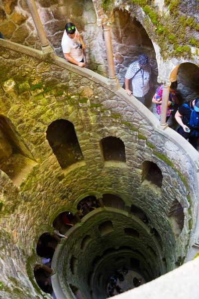 Turisti in visita Iniziazione bene — Foto Stock