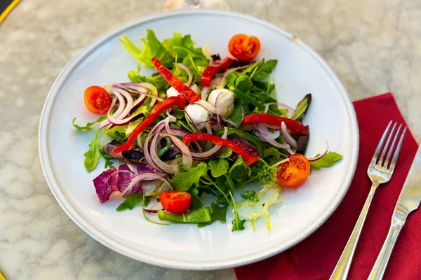 Salada com mussarela de pérola e legumes frescos — Fotografia de Stock
