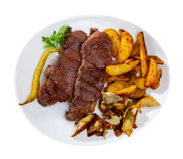 Hovězí steak s brambory a artyčoky — Stock fotografie