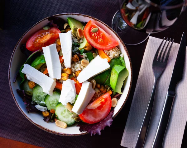 Vegetables salad with fresh cheese and quinoa — Stock Photo, Image