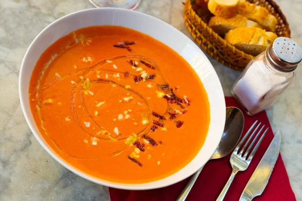 Cremig-kalte Suppe Salmorejo aus Tomaten und Brot aus Cordoba — Stockfoto