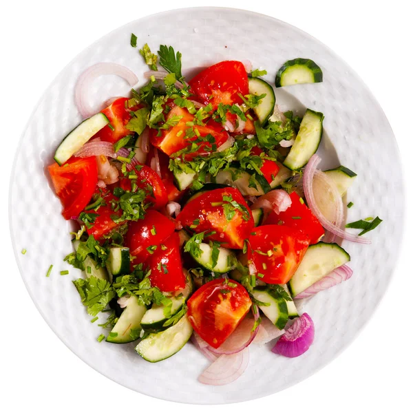 Insalata vegetariana con cetrioli freschi, pomodori, cipolla — Foto Stock