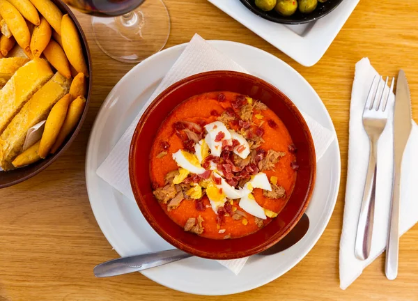 Traditionelle spanische Suppe mit Eiern und Fleisch zum Mittagessen — Stockfoto