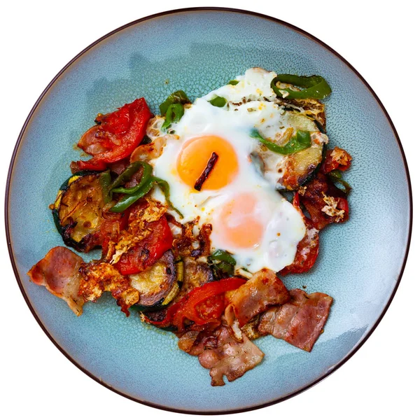 Huevos fritos con tomate, pimienta, tocino para el desayuno —  Fotos de Stock