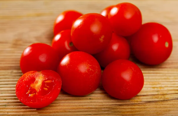Tomates cereja orgânicos frescos na mesa de madeira — Fotografia de Stock