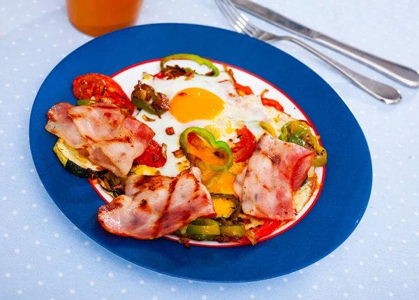 Uova strapazzate con pancetta e verdure servite sul piatto — Foto Stock