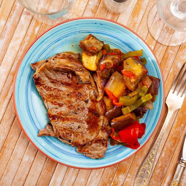 Grilled beef steak served with baked vegetables at plate — Stock Photo, Image