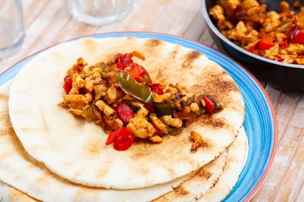 Roasted chopped chicken with vegetables on pita — Stock Photo, Image