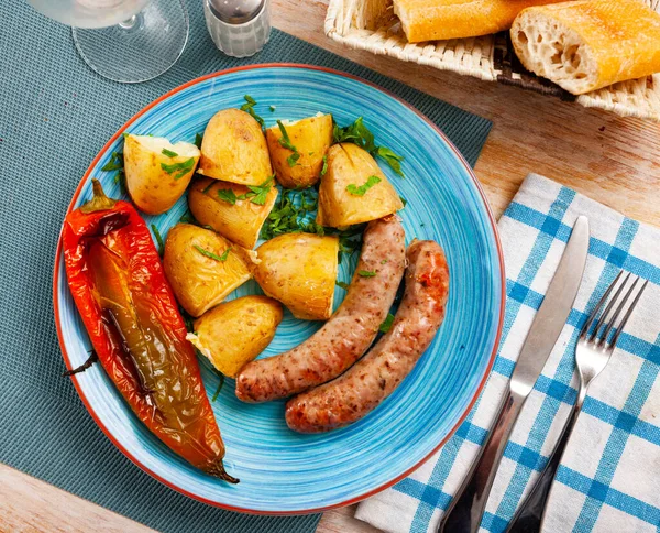 Salsicce fritte fatte in casa con patate al forno e pepe al forno — Foto Stock