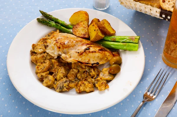 Baked chicken breast with mushrooms and vegetables — Stock Image Baked chicken breast with mushrooms and vegetables Royalty Free Stock Photos