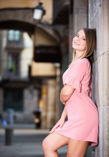 Retrato de la ciudad de la mujer cerca de la pared vieja — Foto de Stock