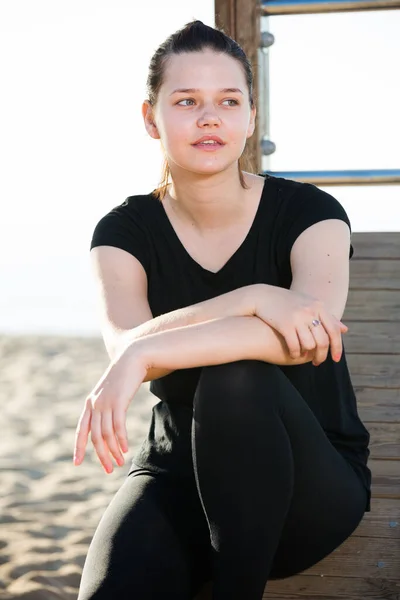 Volwassen vrouw rust na de training — Stockfoto