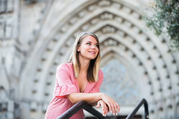 Fille marche dans les rues de Barcelone — Photo