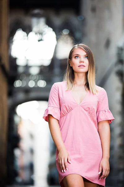 Mädchen läuft durch Barcelonas Straßen — Stockfoto