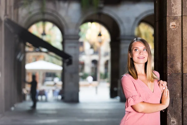 Retrato de la ciudad de la mujer cerca de la pared vieja — Foto de Stock