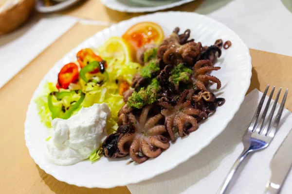 Baby octopus with salad — Stock Photo, Image