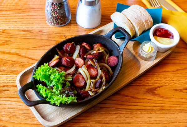 Salsicce alla griglia con cipolle — Foto Stock