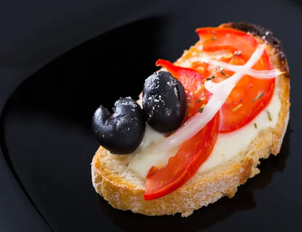 Sanduíche com tomate e azeitonas é prato saboroso — Fotografia de Stock