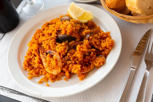 Delicioso tradicional Valencian frutos do mar paella - prato de arroz salgado com camarões e amêijoas — Fotografia de Stock