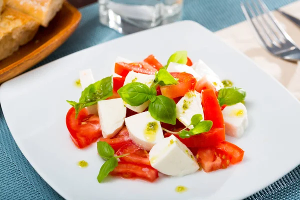 Teller Salat mit Käse und Tomaten — Stockfoto