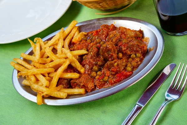 Asturian beef stewed with peas and served with french fries — Stock Photo, Image