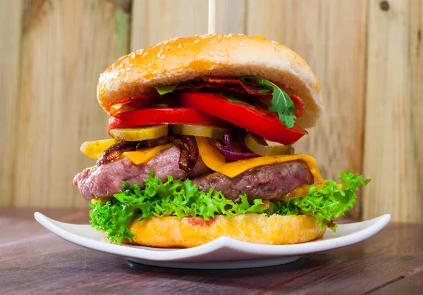 Doppelter Cheeseburger. Hochwertiges Foto — Stockfoto