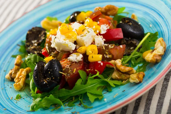 Arugula saláta zöldséggel, sajttal, dióval — Stock Fotó