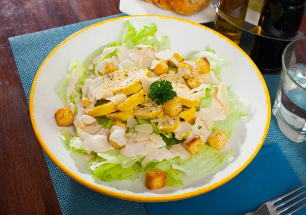 Salada Caesar em prato no restaurante — Fotografia de Stock