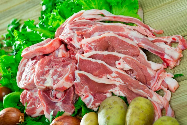 Rohes Lammfleisch mit Gemüse — Stockfoto