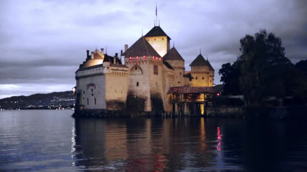 Вид на замок Шийон на Женевском озере в Монтрё, Швейцария — стоковое видео