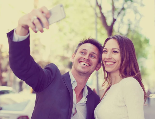 Mężczyzna z dziewczyna robi selfie — Zdjęcie stockowe