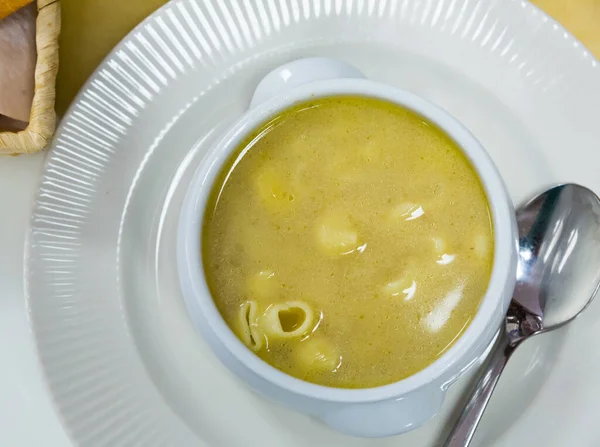 Pastasoppa serverad i skål — Stockfoto