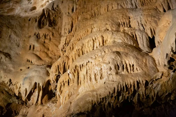 Formaciones dentro de las cuevas de Koneprusy — Foto de Stock