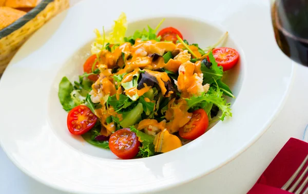 Тарілка смачного салату з морепродуктами — стокове фото