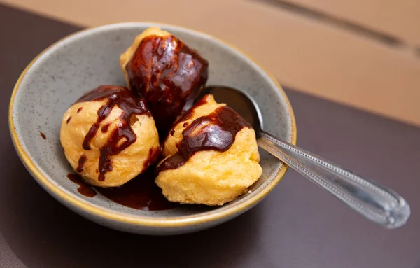 Profiteroles with chocolate glaze — Stock Photo, Image