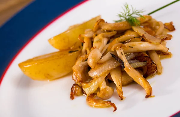Funghi di legno fritto con patate — Foto Stock