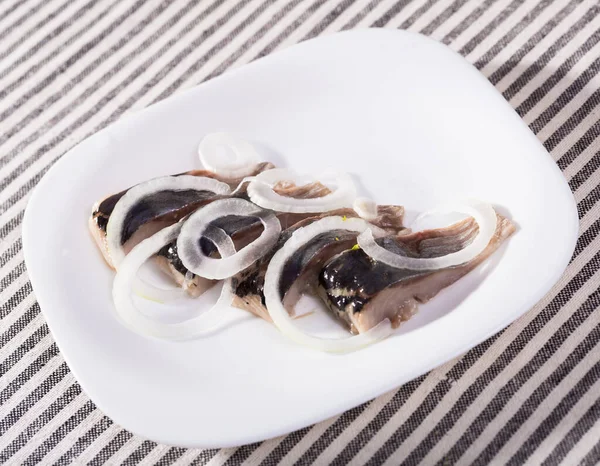 Marinated herring with sliced onion — Stock Photo, Image