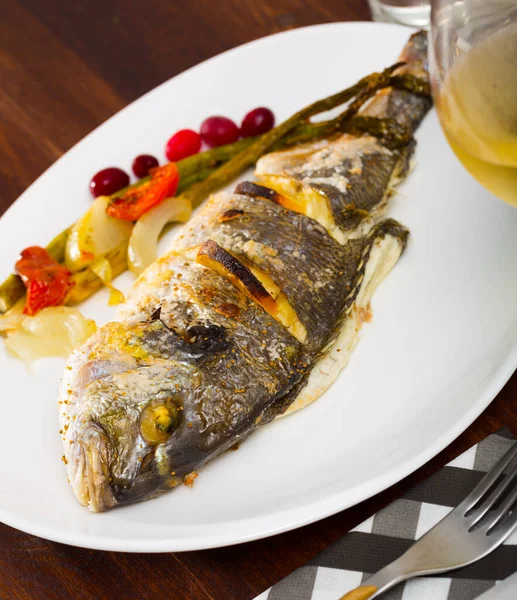 Dorada a la parrilla con verduras horneadas — Foto de Stock