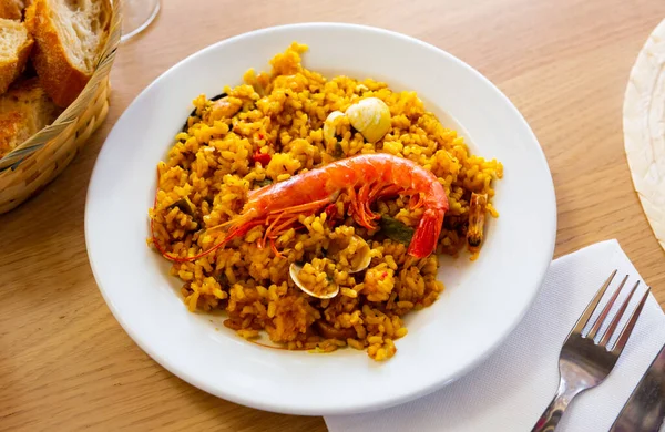 Paella com camarões e mexilhões — Fotografia de Stock