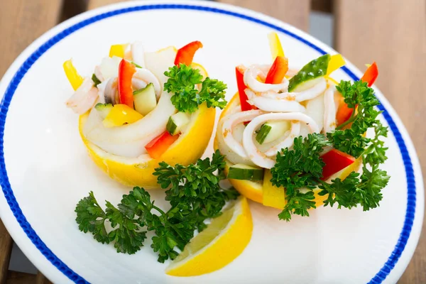 Sallad med calamaries, gurkor, paprika i citron — Stockfoto