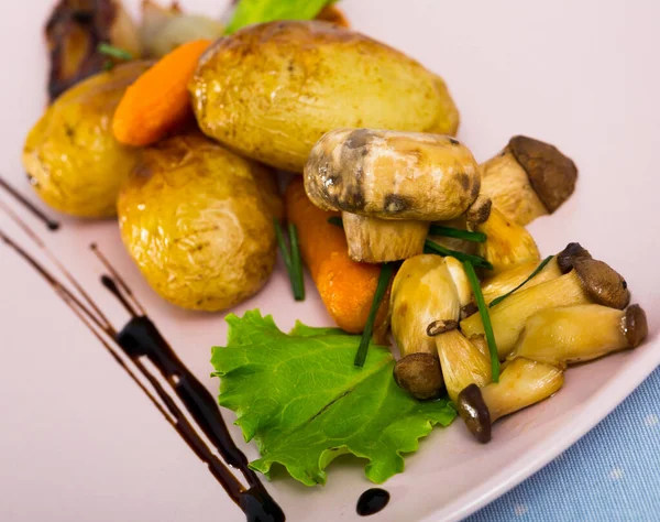 마늘과 감자를 곁들인 구운 버섯, 캐러멜을 입힌 샤 알로 트와 함께 내놓은 버섯 — 스톡 사진