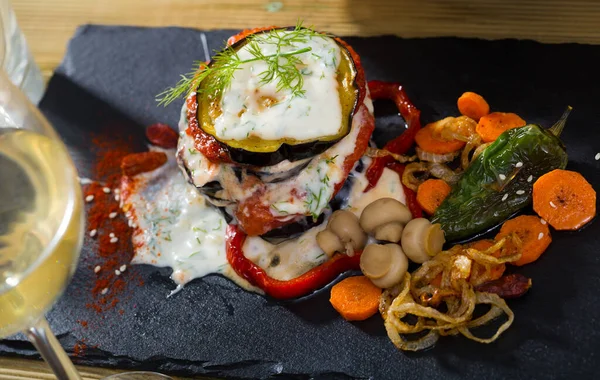 Berenjenas a la parrilla con tomates —  Fotos de Stock