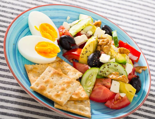 Haşlanmış yumurta ve krakerle servis edilen sebze salatası. — Stok fotoğraf