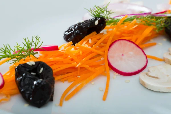 Salada com cenoura ralada — Fotografia de Stock