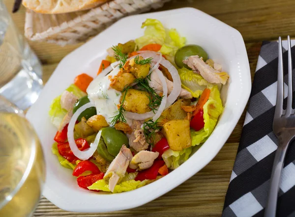 Ensalada caliente con pollo y berenjena — Foto de Stock