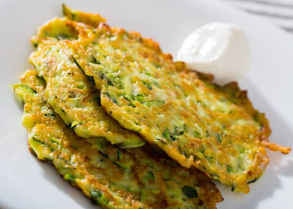 Buñuelos de calabacín con crema de anacardo — Foto de Stock