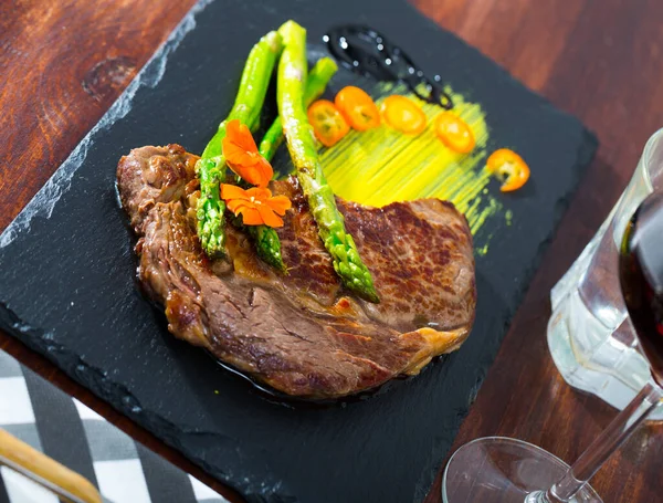 Well done beef steak with asparagus — Stock Photo, Image