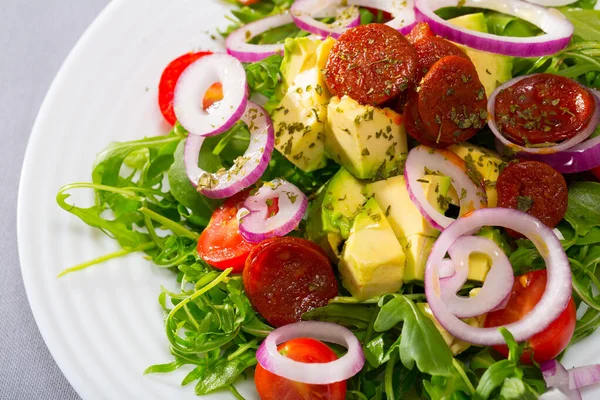 Arugula salade met gebakken chorizo worst, avocado — Stockfoto