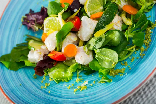 Recept na salát s nakládanými treskami — Stock fotografie