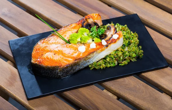 Steak de saumon servi avec brocoli — Photo